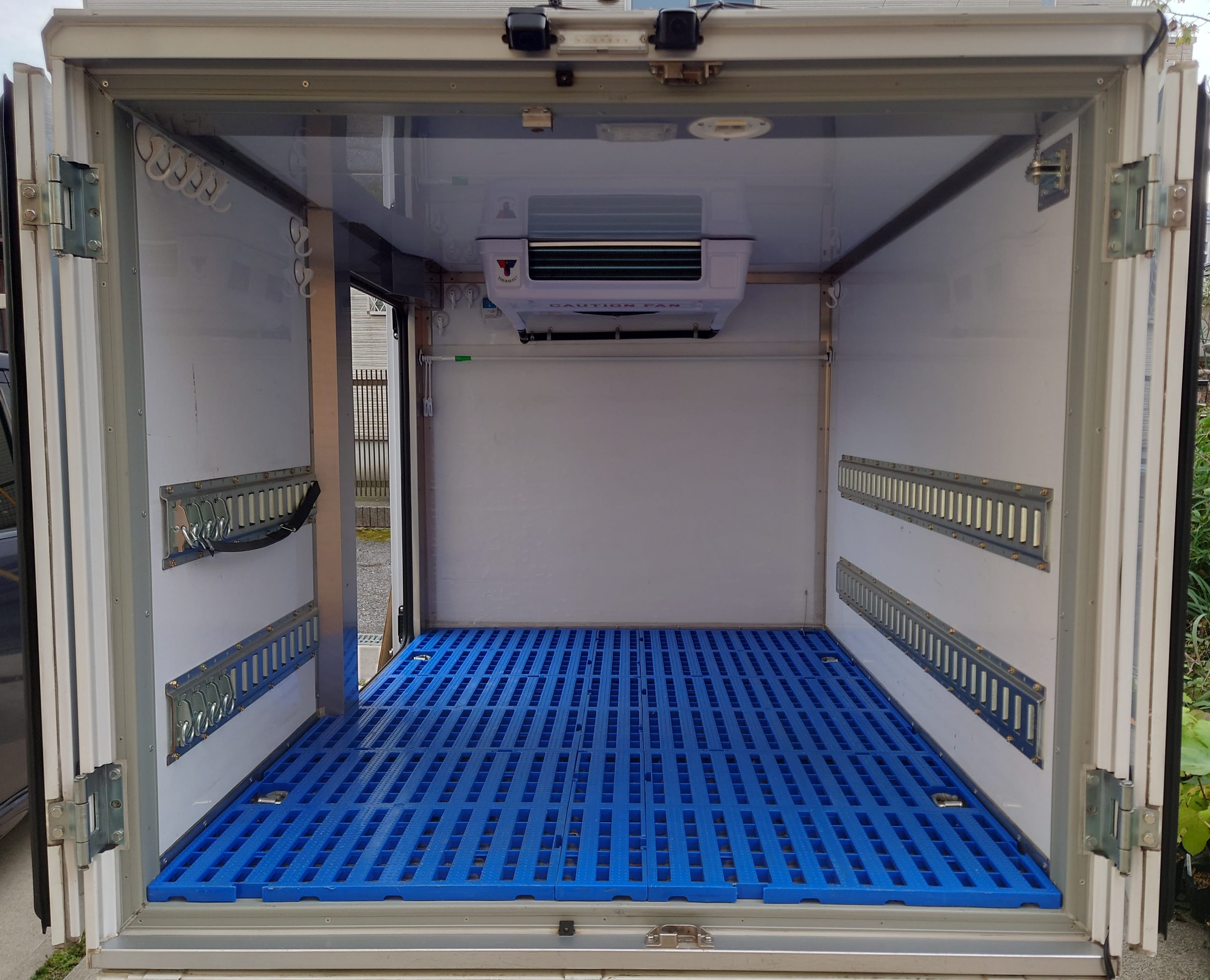 冷凍パネル車の荷室（固定具）